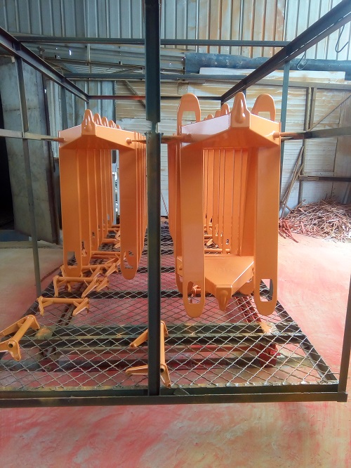 液壓手動地牛生產噴漆環節--河北東圣吊索具制造有限公司--小型攪拌機|石材夾具|手動叉車|液壓堆高車 液壓手動地牛生產噴漆環節--河北東圣吊索具制造有限公司--小型攪拌機|石材夾具|手動叉車|液壓堆高車