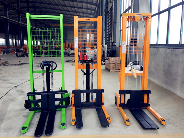 三款手動堆高車對比,手動堆高車價格可致電聯系客服了解--河北東圣吊索具制造有限公司--小型攪拌機|石材夾具|液壓堆高車|手動叉車 三款手動堆高車對比,手動堆高車價格可致電聯系客服了解--河北東圣吊索具制造有限公司--小型攪拌機|石材夾具|液壓堆高車|手動叉車