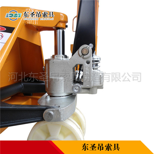 防爆手動叉車產品核心部件液壓缸作業整機細節展示圖--河北東圣吊索具制造有限公司--小型攪拌機|石材夾具|液壓堆高車|手動叉車 防爆手動叉車產品核心部件液壓缸作業整機細節展示圖--河北東圣吊索具制造有限公司--小型攪拌機|石材夾具|液壓堆高車|手動叉車