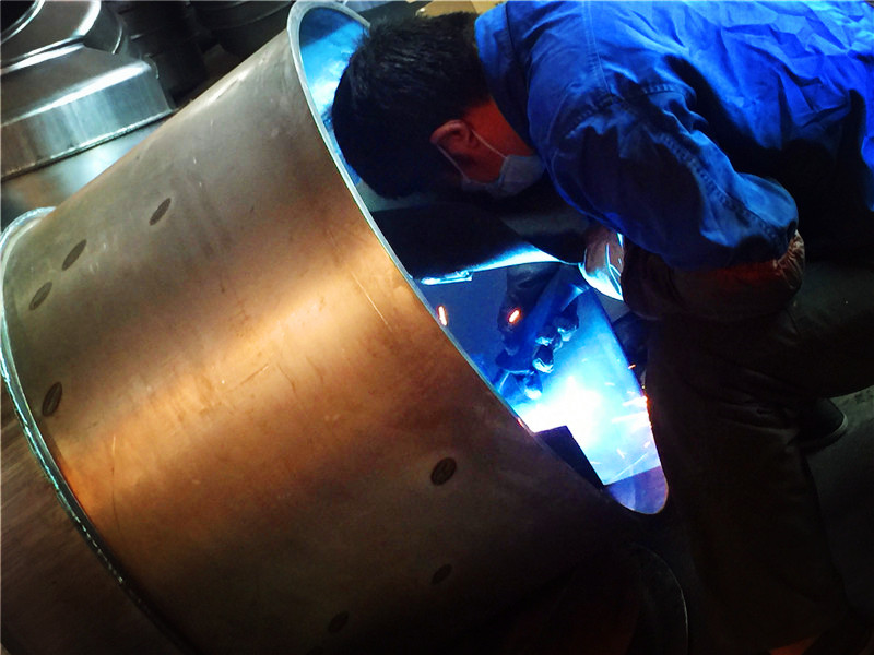 220v移動式小型攪拌機焊接車間焊接過程展示--河北東圣吊索具制造有限公司--小型攪拌機|石材夾具|液壓堆高車|手動叉車 220v移動式小型攪拌機焊接車間焊接過程展示--河北東圣吊索具制造有限公司--小型攪拌機|石材夾具|液壓堆高車|手動叉車