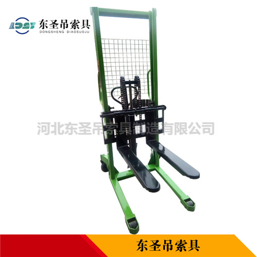 液壓手動叉車使用時側面展示--河北東圣吊索具制造有限公司--小型攪拌機|石材夾具|液壓堆高車|手動叉車 液壓手動叉車使用時側面展示--河北東圣吊索具制造有限公司--小型攪拌機|石材夾具|液壓堆高車|手動叉車