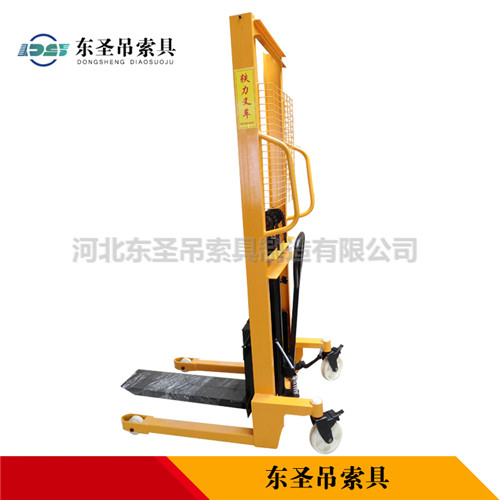 重型手動液壓堆高車產品側面展示--河北東圣吊索具制造有限公司--小型攪拌機|石材夾具|液壓堆高車|手動叉車 重型手動液壓堆高車產品側面展示--河北東圣吊索具制造有限公司--小型攪拌機|石材夾具|液壓堆高車|手動叉車