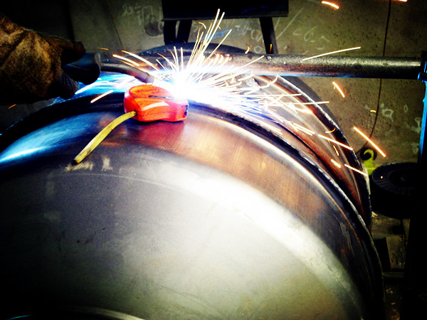 小型混凝土拌漿機45號鋼攪拌滾筒焊接現場--河北東圣吊索具制造有限公司--小型攪拌機|石材夾具|液壓堆高車|手動叉車 小型混凝土拌漿機45號鋼攪拌滾筒焊接現場--河北東圣吊索具制造有限公司--小型攪拌機|石材夾具|液壓堆高車|手動叉車