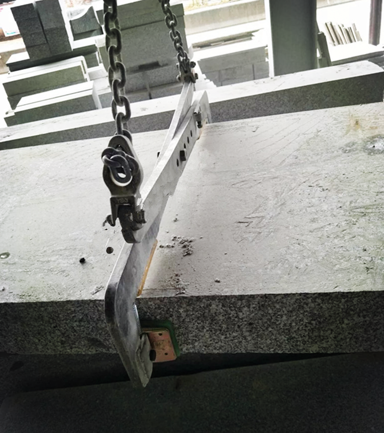 起重吊裝機(jī)與夾具配合使用吊裝石板操作現(xiàn)場--河北東圣吊索具制造有限公司--石材夾具|小型攪拌機(jī)|液壓堆高車|手動(dòng)叉車 提升機(jī)與夾具配合使用吊裝石板現(xiàn)場--河北東圣吊索具制造有限公司--石材夾具|小型攪拌機(jī)|液壓堆高車|手動(dòng)叉車