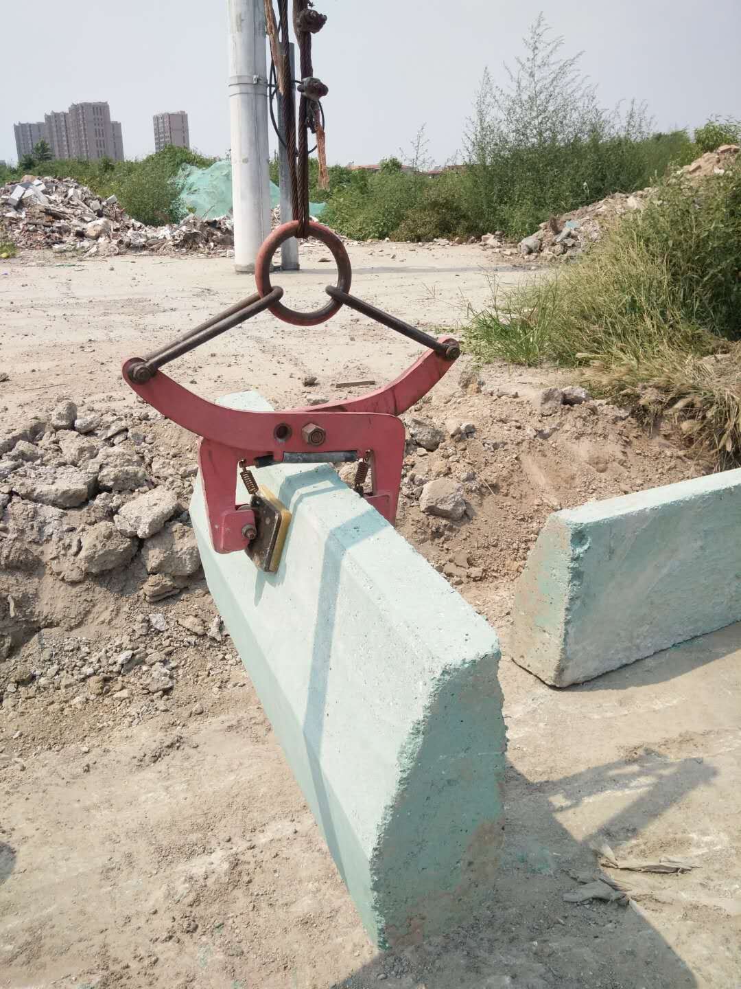 安裝搬運路沿石工作現場--河北東圣吊索具制造有限公司--石材夾具|小型攪拌機|液壓堆高車|手動叉車 安裝搬運路沿石工作現場--河北東圣吊索具制造有限公司--石材夾具|小型攪拌機|液壓堆高車|手動叉車