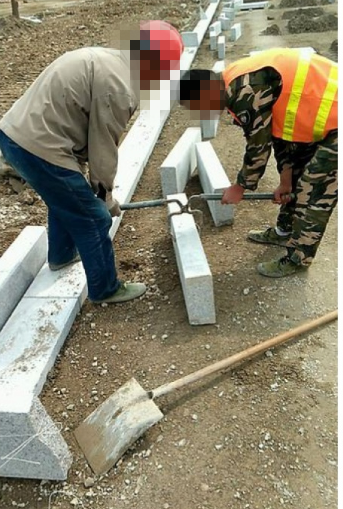 雙人抬石材夾具使用現場--河北東圣吊索具制造有限公司--石材夾具|小型攪拌機|液壓堆高車|手動叉車