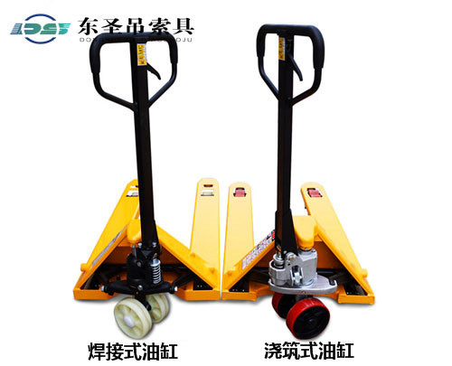 手推式叉車(chē)行走對(duì)比--河北東圣吊索具制造有限公司--手動(dòng)叉車(chē)|液壓堆高車(chē)|石材夾具|小型攪拌機(jī)