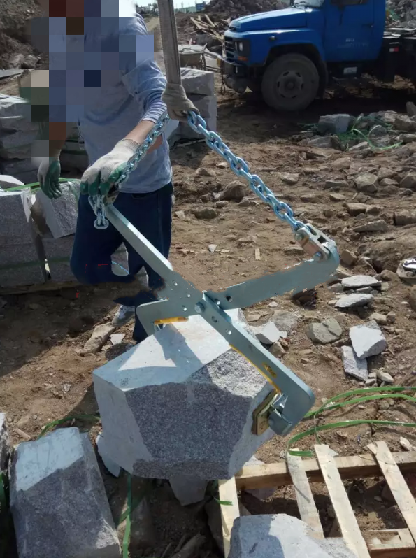 石材夾具吊夾石塊使用現(xiàn)場--河北東圣吊索具制造有限公司--石材夾具|小型攪拌機(jī)|液壓堆高車|手動叉車 石材夾具吊夾石塊使用現(xiàn)場--河北東圣吊索具制造有限公司--石材夾具|小型攪拌機(jī)|液壓堆高車|手動叉車