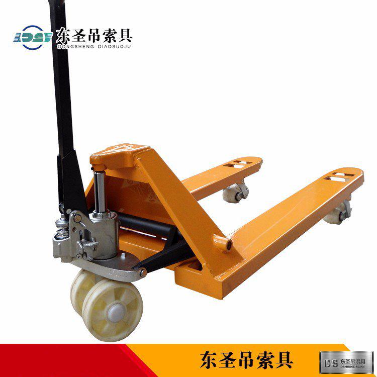 液壓叉車(chē)在運(yùn)輸作業(yè)過(guò)程中如何調(diào)整貨叉角度